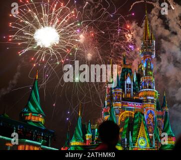 Orlando, USA - 19. januar 2020: Fantastisches Schloss im disney Park mit farbenfrohem Feuerwerk in der Nacht Stockfoto