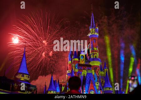 Orlando, USA - 19. januar 2020: Bunte Feuerwerk im disney Park mit horizontaler Sicht in der Nacht Stockfoto