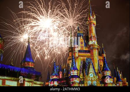 Orlando, USA - 19. januar 2020: Disney Magic Castle in Feuerwerk Licht mit gelben Farben Stockfoto