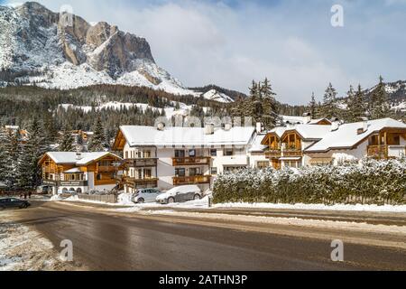 Badia (BZ), 11. FEBRUAR 2019: Schneebedeckte Häuser in italienischen Bergen Stockfoto