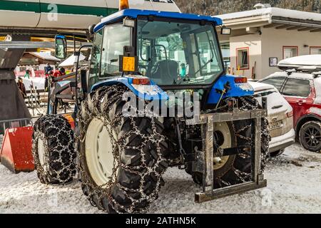 Badia (BZ), 11. FEBRUAR 2019: Schneebedeckender Schneepflug Stockfoto