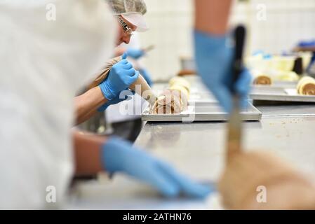 Industrielle Herstellung von Kuchen und Torten in einer Großbäckerei auf einem Fließbeine Stockfoto