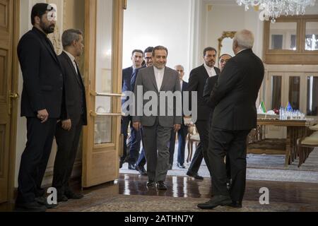 Teheran, Iran. Februar 2020. Irans Vize-Außenminister SEYED ABBAS ARAGHCHI (C) und der iranische Außenminister MOHAMMAD JAVAD ZARIF (R) treffen ein, um den hohen Vertreter der Europäischen Union JOSEP BORRELL im Außenministerium in Teheran, Iran, zu begrüßen. Borrell ist in Teheran, um sich mit iranischen Beamten zu treffen. Credit: Rouzbeh Fouladi/ZUMA Wire/Alamy Live News Stockfoto