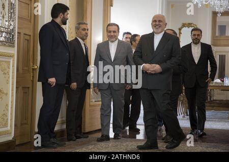 Teheran, Iran. Februar 2020. Irans Vize-Außenminister SEYED ABBAS ARAGHCHI (C) und der iranische Außenminister MOHAMMAD JAVAD ZARIF (R) treffen ein, um den hohen Vertreter der Europäischen Union JOSEP BORRELL im Außenministerium in Teheran, Iran, zu begrüßen. Borrell ist in Teheran, um sich mit iranischen Beamten zu treffen. Credit: Rouzbeh Fouladi/ZUMA Wire/Alamy Live News Stockfoto