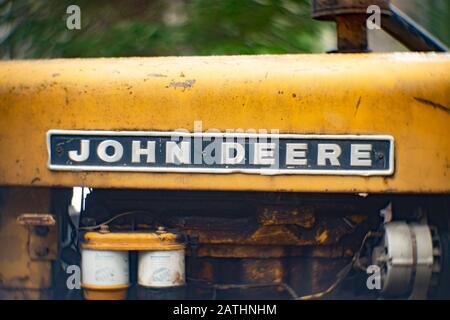 Ein gelber John Deere-Schleuderroller Der Serie JD 440 aus Gummi im Wald in Noxon, Montana Stockfoto