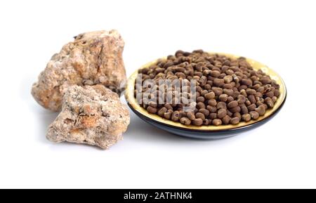 Abelmoschus moschatus oder Ambrette Samen mit natürlichem Ambergris. Isoliert auf weißem Hintergrund Stockfoto