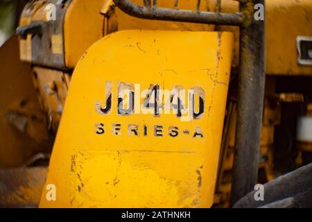 Ein gelber John Deere-Schleuderroller Der Serie JD 440 aus Gummi im Wald in Noxon, Montana Stockfoto