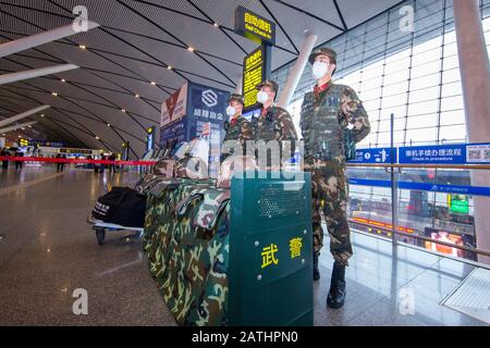 Chinesische paramilitärische Polizisten tragen Gesichtsmasken zur Prävention des neuen Coronavirus und der Pneumonie und stehen auf dem Nanning Wuxu International Airpor auf der Hut Stockfoto