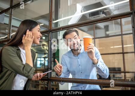Zwei lächelnde Büroangestellte haben Kaffeepause Stockfoto