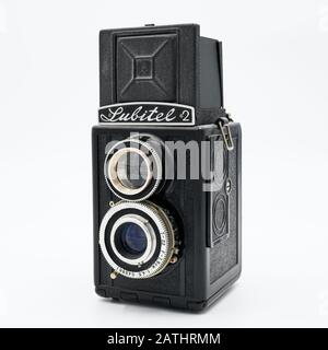 Nahaufnahme einer Mittelformatfilmkamera Lubitel 2 TLR 120 aus der Zeit der Sowjetunion Stockfoto