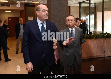 Latium, Italien. Februar 2020. Nicola Zingaretti und Li Junhua während des Treffens in der Region Latium (Luigi Mistrulli/Fotogramma, Rom - 2020-02-03) p.s. la foto e' utizzabile nel rispetto del contesto in cui e' stata scattata, e senza intento diffamatorio del decoro delle person rapate Credit: Independent Photo Agency Srl/Alamy News Stockfoto