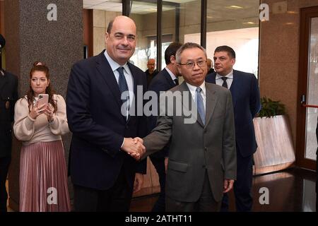 Latium, Italien. Februar 2020. Nicola Zingaretti und Li Junhua während des Treffens in der Region Latium (Luigi Mistrulli/Fotogramma, Rom - 2020-02-03) p.s. la foto e' utizzabile nel rispetto del contesto in cui e' stata scattata, e senza intento diffamatorio del decoro delle person rapate Credit: Independent Photo Agency Srl/Alamy News Stockfoto