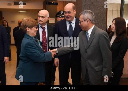 Latium, Italien. Februar 2020. Maria Rosaria Capobianchi, Giuseppe Ippolito, Nicola Zingaretti und Li Junhua während des Treffens in der Region Latium (Luigi Mistrulli/Fotogramma, Rom - 2020-02-03) p.s. la foto e' utizzabile nel rispetto del contesto in cui e Stata scattata, e senza Intento diffamatorio del prasentate: Independent Photo Agency Srl/Alamy Live News Stockfoto