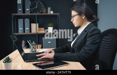 Geschäftsfrau auf laptop Stockfoto