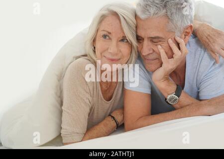 Portrait von Happy attraktive senior Paar im Bett Stockfoto