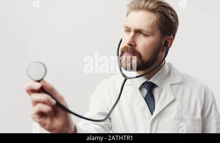 Nahaufnahme des Arztes mit Hilfe eines Stethoskops Stockfoto