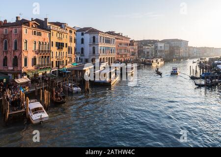 Die Kornen und Kanäle Venedigs. Der Canal Grande von der Accademia-Brücke. In der Geschichte. Italien Stockfoto