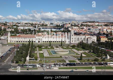 Der Blick auf den Mosteiro dos Jeronimos von der Spitze des Padrao dos Descobrimentos in Lissabon, Portugal Stockfoto