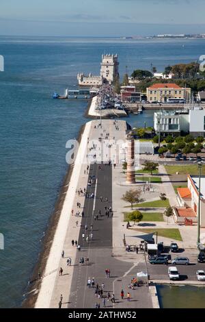 Der Blick auf den Torre De Belem von der Spitze des Padrao dos Descobrimentos. In Lissabon, Portugal Stockfoto