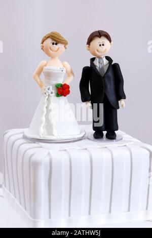 Schöne Statuen von Braut und Bräutigam dekorative Hochzeitstorte - Hochzeit Braut und Bräutigam paar Puppe in Hochzeitstorte Stockfoto