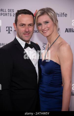 Wiesbaden, Deutschland. Februar 2020. Britta HEIDEMANN, ehemalige Fechterin, mit Freund Matthias DOLDERER, Kunstflug, roter Teppich, Red Carpet Show, Ball des Sports am 01.02.2020 in Wiesbaden Â Nutzung Worldwide Credit: Dpa/Alamy Live News Stockfoto