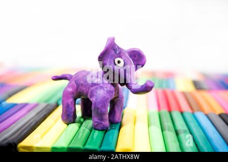 Spielen Sie Tontiere. Elefant auf farbigem Hintergrund. Stockfoto