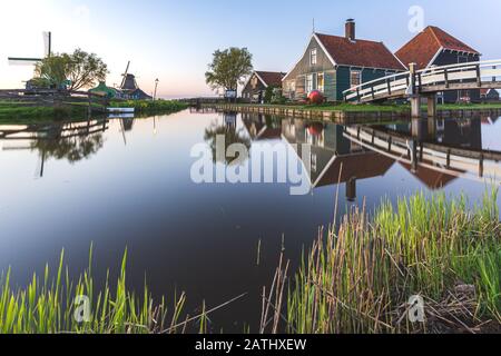 Zaanse Schans in den Niederlanden. Zaanse Schans ist ein Stadtviertel von Zaandam in der Nähe von Zaandijk in den Niederlanden Stockfoto