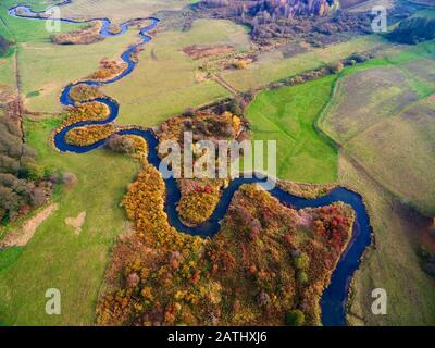 Mäander des Flusses Goldapa, der in der Nähe von Banie Mazurskie während der Herbstsaison fließt, Mazury, Polen Stockfoto