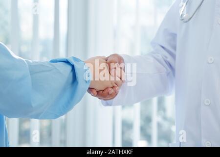 Nahaufnahme des Arztes und Chirurgen, der die Hände schüttelt Stockfoto