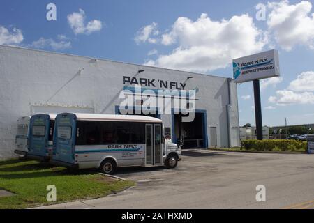 Miami Florida 17.2019- Park 'N Fly ist ein außerflughafter Parkbetreiber in den Vereinigten Staaten mit einem internetbasierten Reservierungssystem. Stockfoto