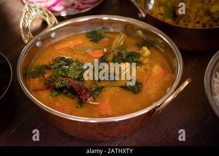 Sambar - südindisches Linsen und Gemüse würziger Eintopf Stockfoto