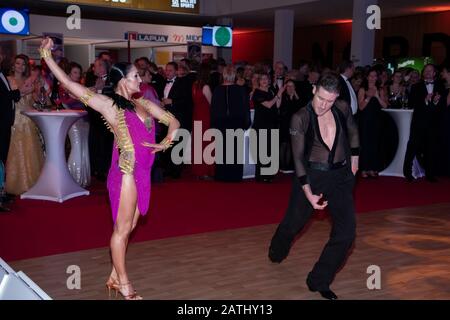 Wiesbaden, Deutschland. Februar 2020. Tanzdarbietung Paso Doble auf der Party, Ball des Sports am 01.02.2020 in Wiesbaden - Nutzung weltweit Credit: Dpa / Alamy Live News Stockfoto