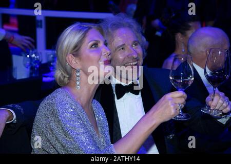 Wiesbaden, Deutschland. Februar 2020. Thomas GOTTSCHALK, Moderator, mit Freundin Karina MROSS, Ball des Sports am 01.02.2020 in Wiesbaden - Nutzung weltweit Credit: Dpa / Alamy Live News Stockfoto