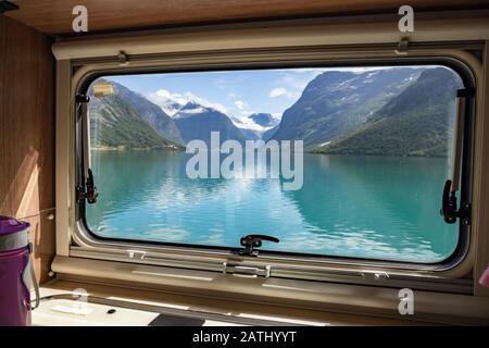 Blick aus dem Fenster der Reisemobil Wohnmobil Wohnwagen auf der schönen Natur von Norwegen. See Lovatnet Lodal Tal. Stockfoto