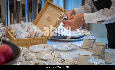 Kellner, Der während einer Geschäftskonferenz Kaffee an einem Buffet serviert Stockfoto