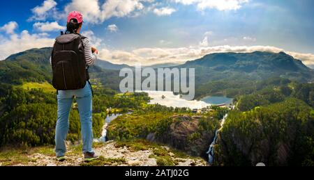 Wanderer, die auf dem Berg steht. Schöne Natur Norwegen Tourismus, Urlaub und Reisen. Stockfoto