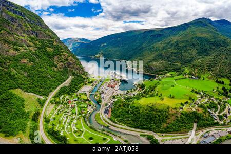 Stadt Aurlandsfjord Flam in der Morgendämmerung. Schöne Natur Norwegen natürliche Landschaft. Stockfoto