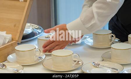 Kellner, Der während einer Geschäftskonferenz Kaffee an einem Buffet serviert Stockfoto