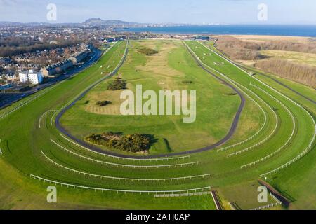 Luftaufnahme des Musselburgh Old Golf Course und der Pferderennbahn Musselburgh, East Lothian, Schottland UK Stockfoto