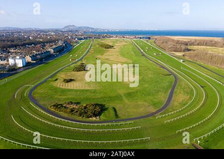 Luftaufnahme des Musselburgh Old Golf Course und der Pferderennbahn Musselburgh, East Lothian, Schottland UK Stockfoto