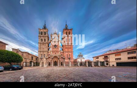 Astorga, Spanien. Außenansicht der Kathedrale (Catedral de Santa Maria de Astorga) - das historische Wahrzeichen der Stadt Stockfoto