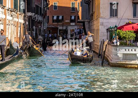 Touristen, die eine Gondelfahrt auf dem Canal Grande, Venedig, Italien, machen Stockfoto