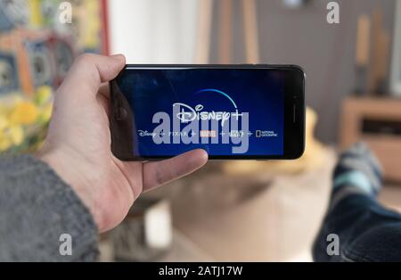 Amsterdam, Niederlande, 02/03/2020, Disney+ Startbild auf Handy. Disney+ Online-Video, Abonnementservice für Content-Streaming. Disney-PLU Stockfoto