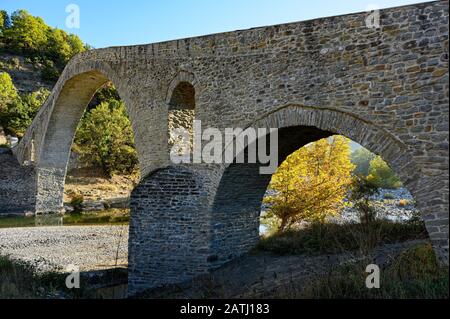 Blick auf die traditionelle Steinbrücke von Aziz Aga bei Grevena im Nordwesten Griechenlands Stockfoto