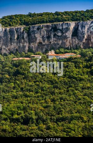 Kloster der Heiligen Dreifaltigkeit, Blick vom Kloster Preobrazhenski (Kloster der Verklärung) in der Dervent-Schlucht des Flusses Yantra, in der Nähe von Veliko Tarnovo, Bulgarien Stockfoto