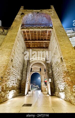 Turm der Porta Aquila im mittelalterlichen Dorf Soave. Provinz Verona, Venetien, Italien, Europa. Stockfoto