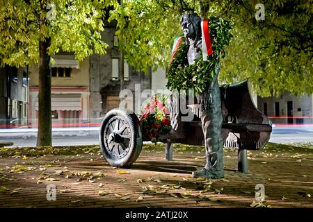 Castel d'Ario: Denkmal für den Rennfahrer Tazio Nuvolari, geboren in diesem Dorf im Jahr 1892. Provinz Mantova, Lombardei, Italien, Europa. Stockfoto