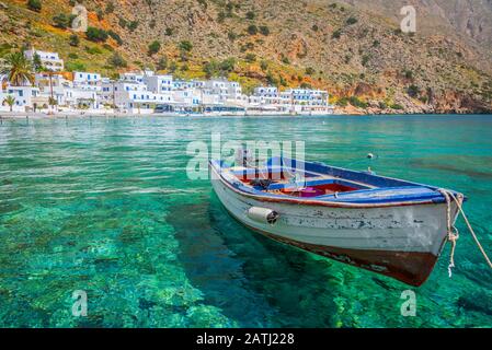 Angeln Boot und das malerische Dorf Loutro in Kreta, Griechenland Stockfoto