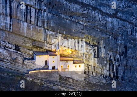 Die Einsiedelei von San Colombano wurde im Mittelalter in einer Nische der Felswand errichtet. Trambileno, Provinz Trient, Trentino Alto-Adige, Italien. Stockfoto