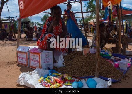 Turmi, Äthiopien - November 2018: Lokaler Markt des Hamer-Stammes in Turmi, der verschiedene Lebensmittel verkauft. Omo-Tal Stockfoto